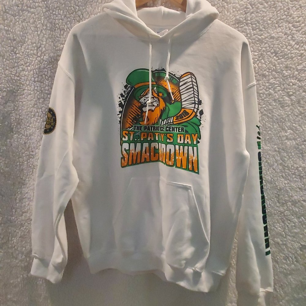 NWOT Mens Gildan Heavy Blend Hoodie Size M, White and St. Patrick day